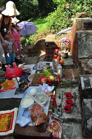 Qingming: Offerings for the Ancestors